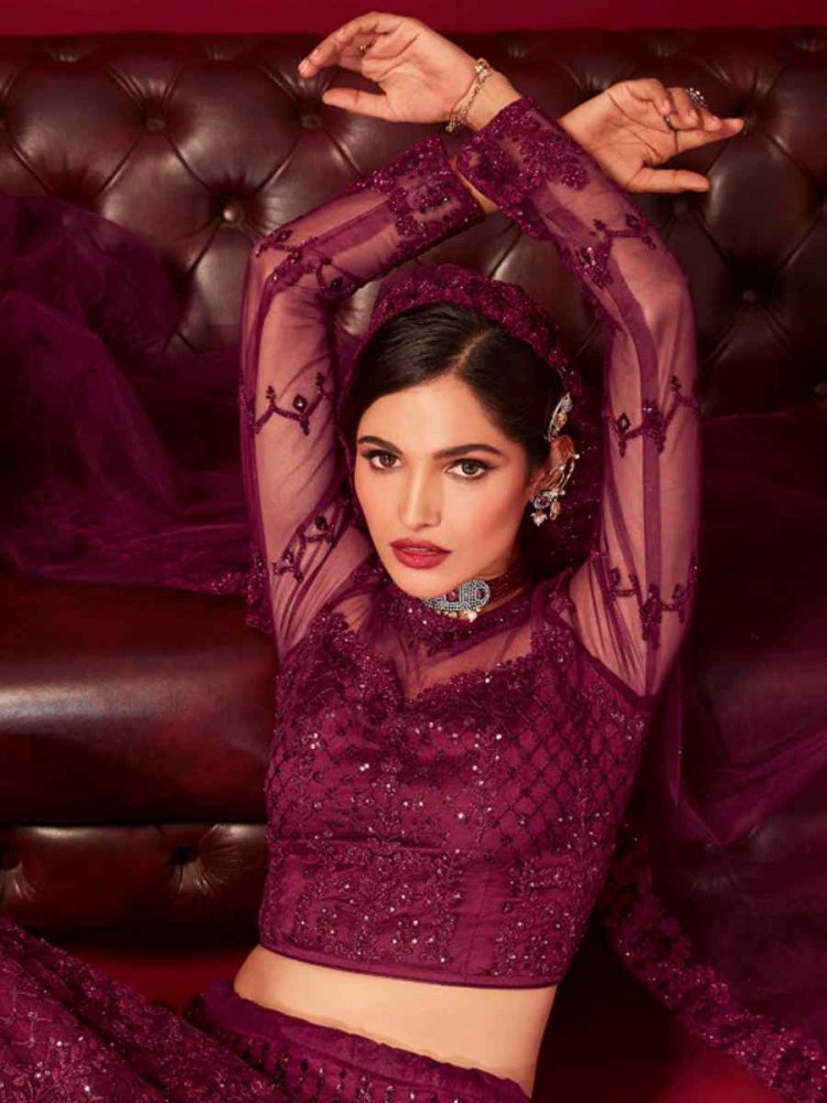 Sonal Chauhan wine red lehenga is bridal fashion goals - सोनल चौहान को  ब्राइडल लुक में देख क्रेज़ी हुए फैन्स, देखें रॉयल लुक 1, मनोरंजन न्यूज