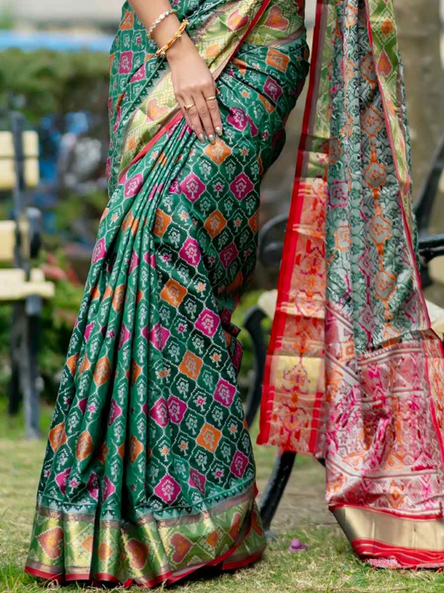 Green Banarasi Silk Handwoven Festival Casual Classic Style Saree