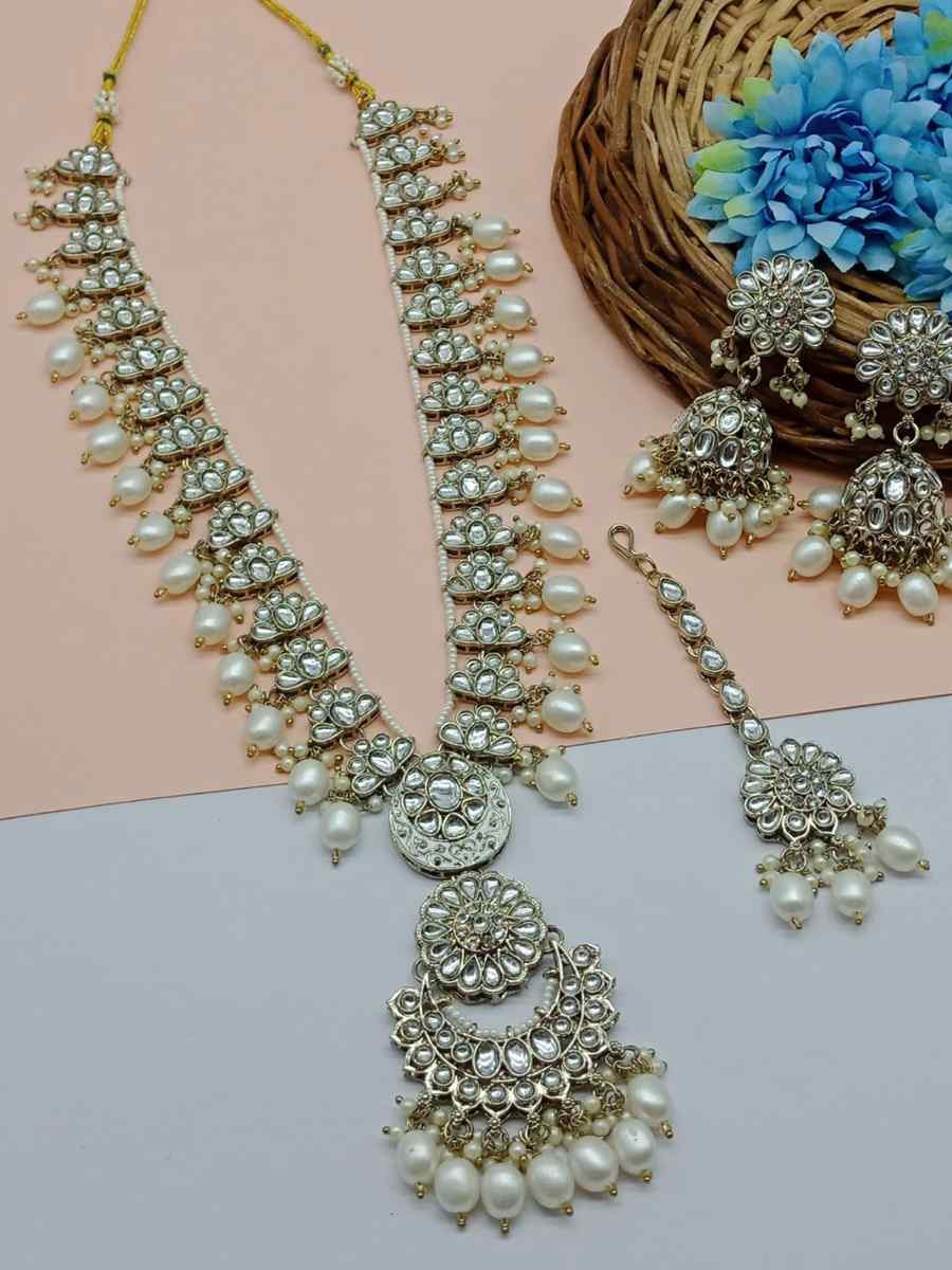 White Alloy Festival Wear Kundan Necklace