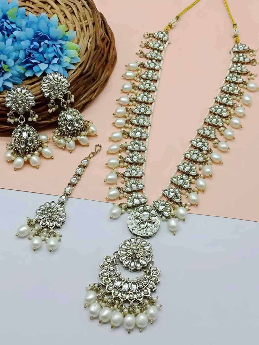 White Alloy Festival Wear Kundan Necklace